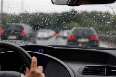 Bí quyết vàng lái ô tô an toàn mùa mưa bão: Từ tránh cây đổ, ngập nước đến xử lý mưa gió