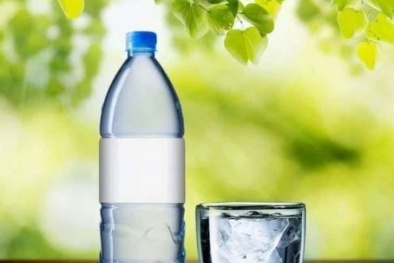 Xu hướng uống nước đóng chai: Sạch hay chỉ là 'ảo tưởng an toàn'?