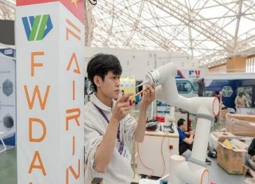 ‘Đột nhập’ VEC trước giờ khai mạc siêu triển lãm 13Win15 com - Thương hiệu nhà cái uy tín ‘5 trong 1’ lớn nhất từ trước đến nay