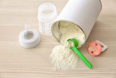 Cảnh báo 5 sản phẩm sữa trẻ em nghi nhiễm độc tố