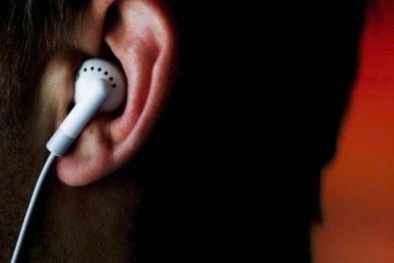 Lạm dụng tai nghe: Nguy cơ âm thầm gây hại thính lực