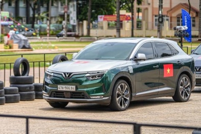 Chốt VinFast VF 8 đầu năm du xuân, khách hàng ‘rinh’ thêm xe 2 bánh