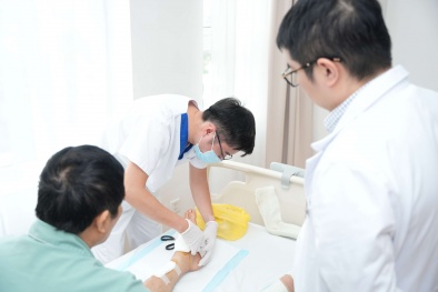 Chạy đua với thời gian cứu người đàn ông bị cưa máy văng vào người