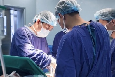 Cứu sống bệnh nhân người Anh có dạ dày ‘lạc chỗ’ lên lồng ngực