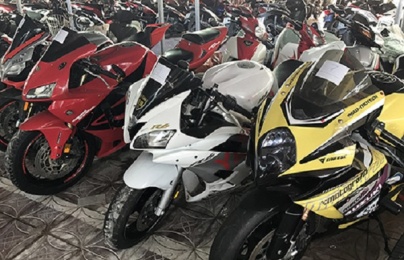 Tạm giữ dàn mô tô phân khối lớn nghi nhập lậu ở miền Tây
