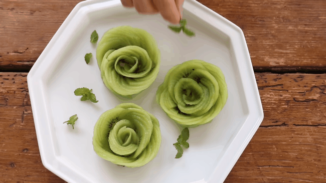 Bật mí cách bổ và bày quả kiwi nhanh gọn mà cực đẹp mắt ai nhìn cũng thích thú
