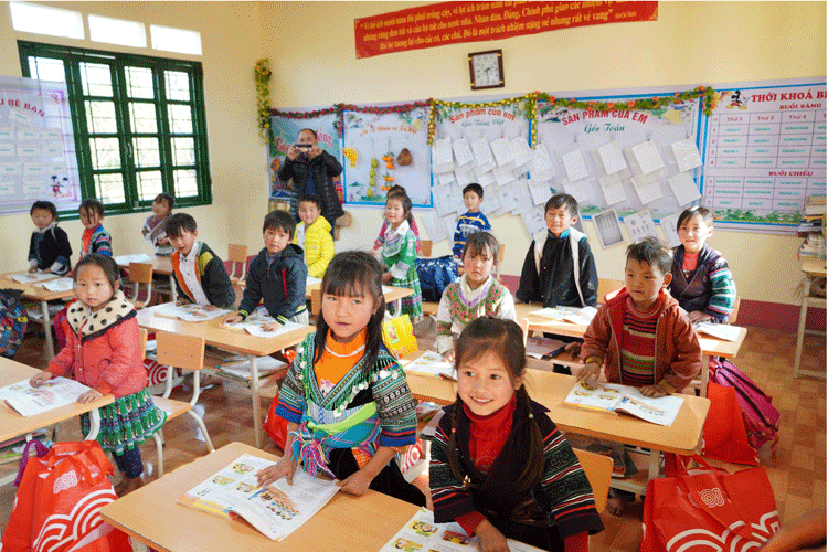 Xây dựng phòng học kiên cố và tặng áo ấm cho đồng bào nghèo vùng cao