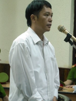 Dũng kiều tại phi&ecirc;n t&ograve;a x&eacute;t xử 