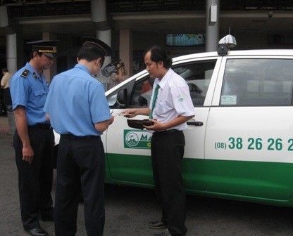Lực lượng thanh tra giao th&ocirc;ng kiểm tra xe taxi tr&ecirc;n địa b&agrave;n H&agrave; Nội