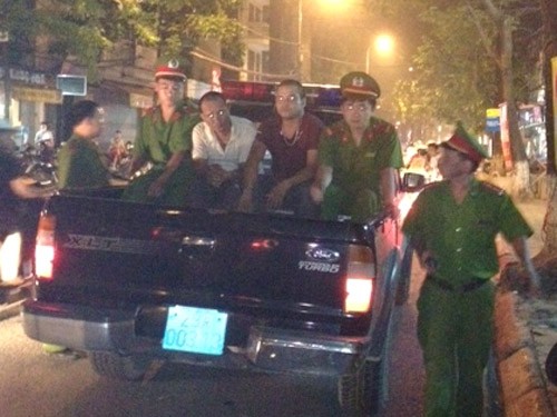 C&ocirc;ng an đưa người "g&acirc;y rối" về trụ sở l&agrave;m r&otilde; vụ việc