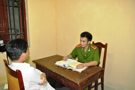 C&ocirc;ng an lấy lời khai c&aacute;c đối tượng