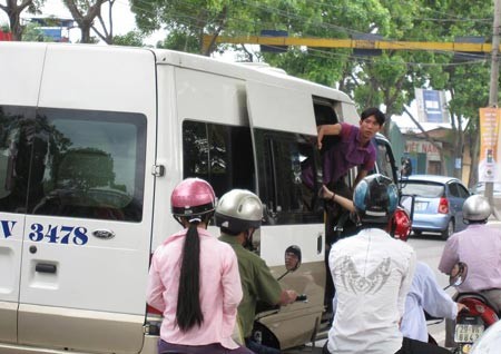 Bắt kh&aacute;ch dọc đường