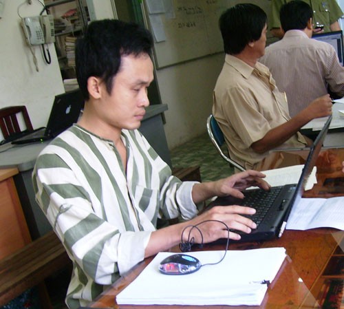 Gi&aacute;m đốc Hiếu chuy&ecirc;n đi lừa tại cơ quan cảnh s&aacute;t