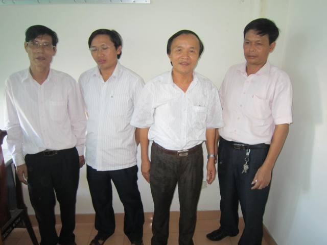 4 c&aacute;n bộ bị bắt quả tang đ&aacute;nh bạc