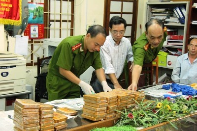 Cảnh s&aacute;t thu giữ tang vật ma t&uacute;y vụ &aacute;n