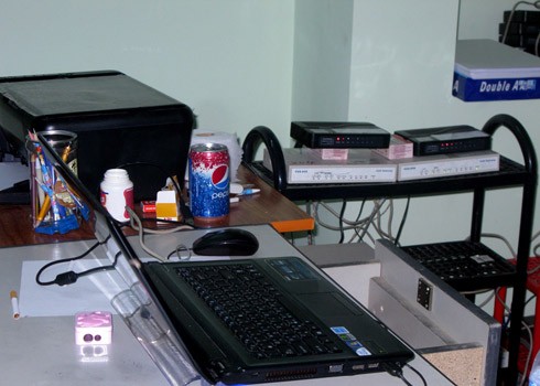 Cảnh s&aacute;t bắt giữ c&aacute;c đối tượng c&oacute; li&ecirc;n quan trong đường d&acirc;y tội phạm sử dụng c&ocirc;ng nghệ cao