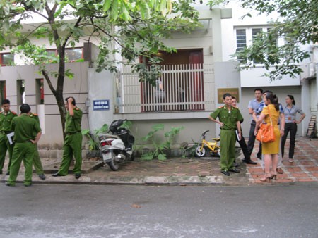 Hội sở C&ocirc;ng ty MB24 bị cảnh s&aacute;t kh&aacute;m x&eacute;t