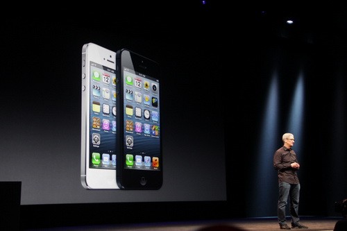 Kh&ocirc;ng giống như thời Steve Jobs, iPhone 5 chưa khiến cho c&aacute;c 'fan' cảm thấy ngạc nhi&ecirc;n