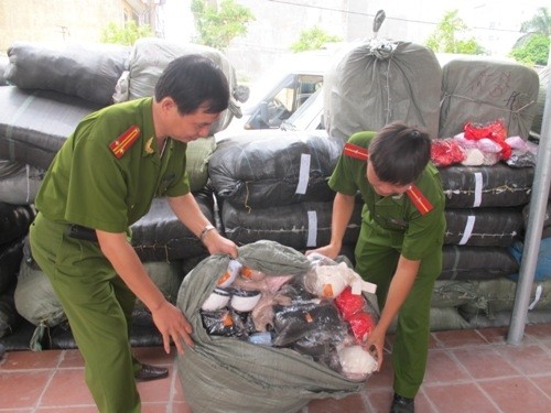 Số &aacute;o ngực bị cảnh s&aacute;t thu giữ l&ecirc;n đến h&agrave;ng chục ngh&igrave;n chiếc