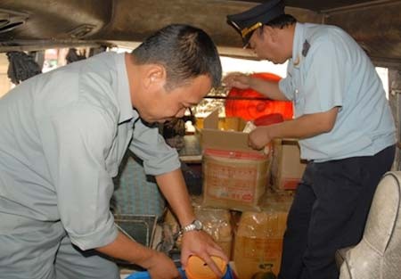 Bắt h&agrave;ng lậu