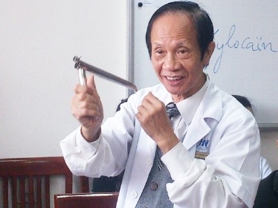 GS Nguyễn Ho&agrave;ng Sơn diễn tả lại động t&aacute;c m&agrave; b&aacute;c sỹ thực hiện trong qu&aacute; tr&igrave;nh điều trị cho bệnh nh&acirc;n