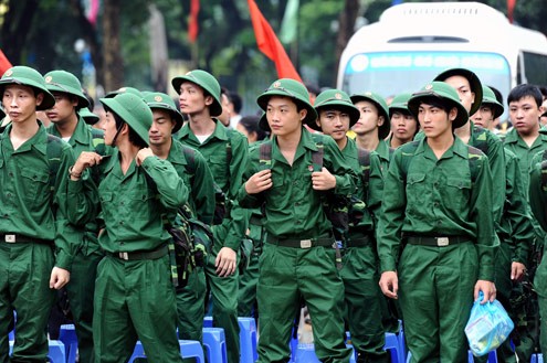 D&ugrave; đ&atilde; đi học ĐH nhưng nếu bỏ học, thanh ni&ecirc;n vẫn phải nhập ngũ. ẢNh: Vnepress