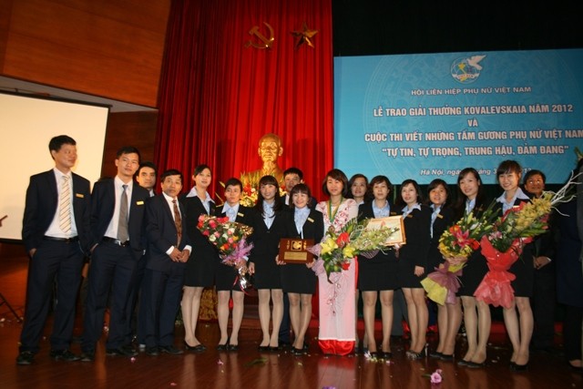 Tập thể Trung t&acirc;m Sinh học thực nghiệm tại lễ trao giải