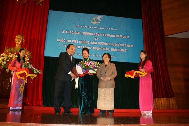 PGS.TS. Bạch Kh&aacute;nh H&ograve;a nhận giải c&aacute; nh&acirc;n