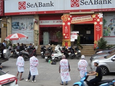Người d&acirc;n qu&acirc;y ng&acirc;n h&agrave;ng SeaBank