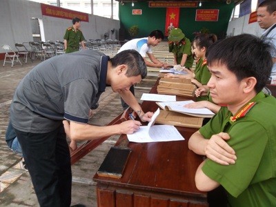C&aacute;c phạm nh&acirc;n l&agrave;m thủ tục trước khi ra t&ugrave;