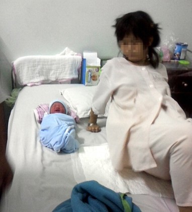 B&agrave; mẹ tuổi teen v&agrave; đứa con đang được rao b&aacute;n