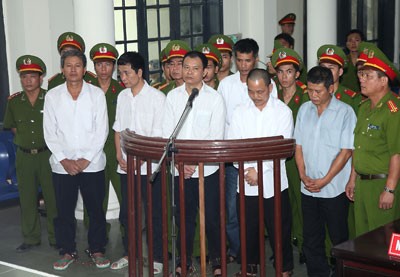 C&aacute;c đối tượng trong vụ &aacute;n &ocirc;ng tr&ugrave;m Phương "Ninh Hột" tại phi&ecirc;n t&ograve;a x&eacute;t xử