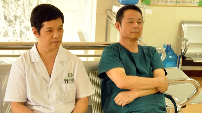 Người Trung Quốc h&agrave;nh nghề tại ph&ograve;ng kh&aacute;m Hiệp H&ograve;a