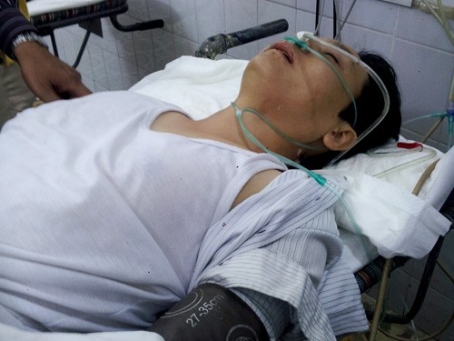 Anh Kh&aacute;nh nhập viện điều trị