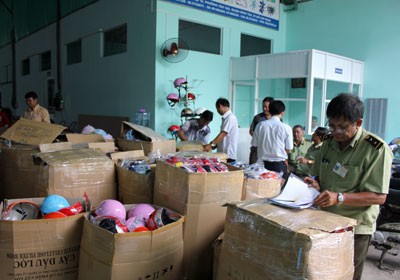 C&aacute;n bộ quản l&yacute; thị trường kiểm đếm n&oacute;n bảo hiểm k&eacute;m chất lượng tại C&ocirc;ng ty Duy&ecirc;n L&agrave;nh
