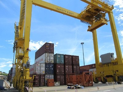 21 si&ecirc;u xe vẫn nằm trong c&aacute;c container chờ chủ đến nhận. Ảnh: Nam Cường
