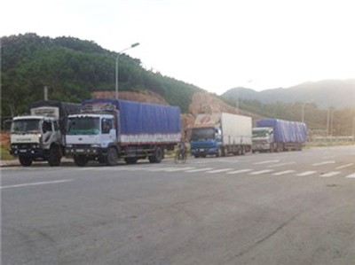 Xe tải v&agrave; container chờ &ldquo;nuốt&rdquo; h&agrave;ng lậu ngo&agrave;i cổng kiểm so&aacute;t.