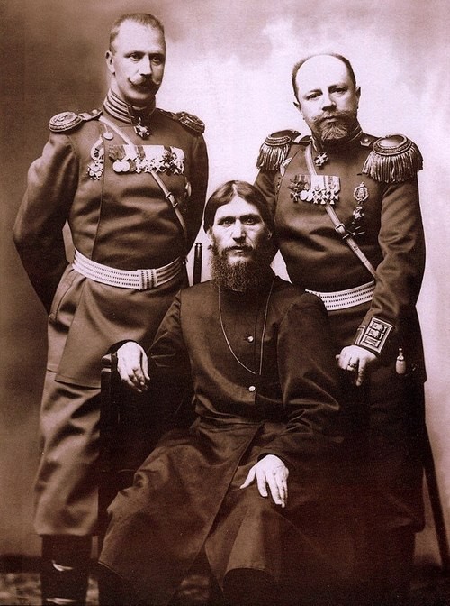 Rasputin (ở giữa) từng l&agrave; một thầy tu được trọng vọng dưới vương triều của nh&agrave; Romanov.