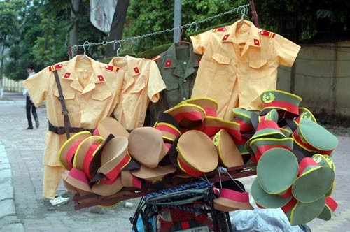 B&agrave;y b&aacute;n trang phục cảnh s&aacute;t ở tr&ecirc;n phố