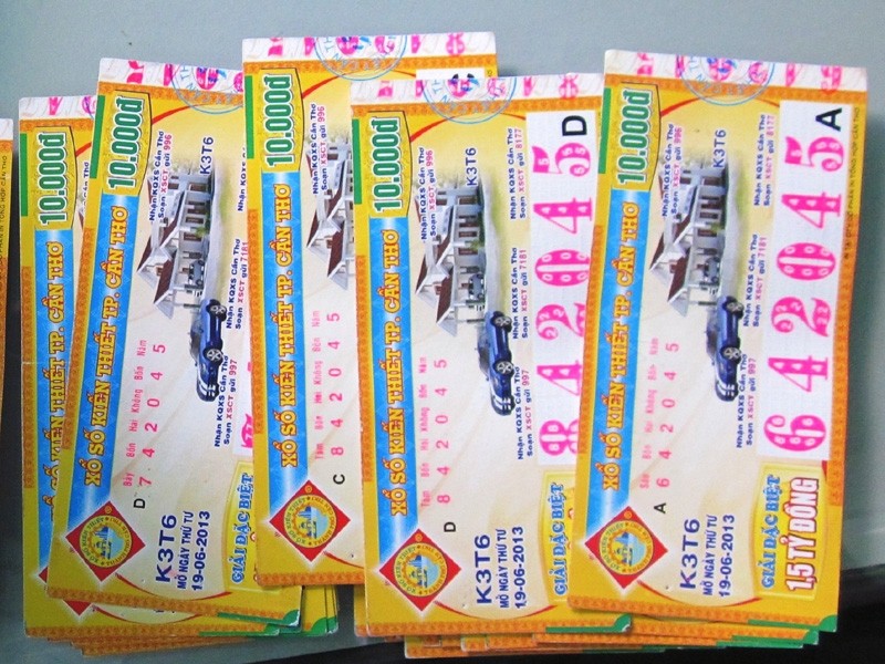 5 tờ v&eacute; số giả Thuận mang đi lĩnh thưởng th&igrave; bị bắt
