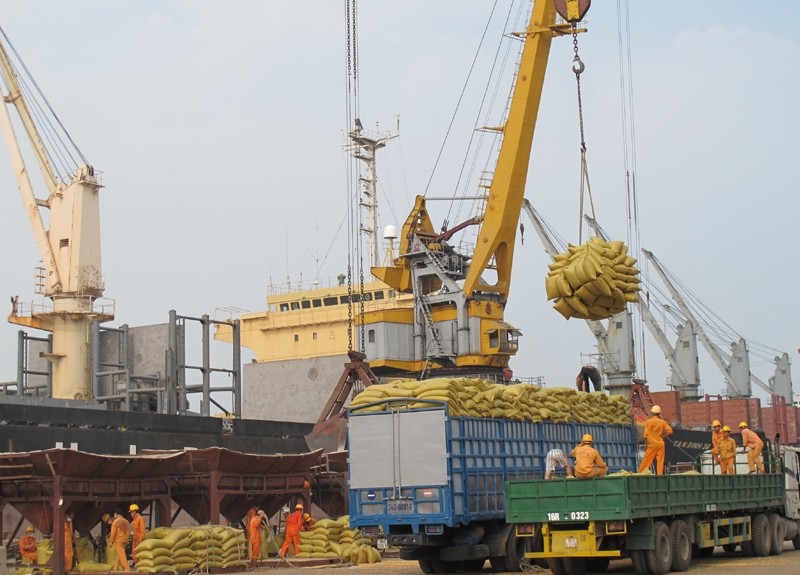 Chủ tịch UBND TP Hải Ph&ograve;ng Dương Anh Điền (b&ecirc;n phải) lắng nghe chủ DN. Ảnh: Phạm Duẩn