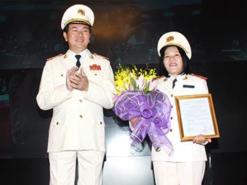 Bộ trưởng Trần Đại Quang trao qu&acirc;n h&agrave;m Thiếu tướng cho Gi&aacute;m đốc C&ocirc;ng an Ki&ecirc;n Giang B&ugrave;i Tuyết Minh