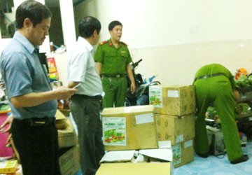 C&ocirc;ng an đang thu giữ nhiều bao b&igrave; tại nh&agrave; &ocirc;ng Trần Văn Ơn (ảnh tr&aacute;i) v&agrave; thuốc trừ s&acirc;u tại đại l&yacute; Trần Văn Thuyền (ảnh phải).