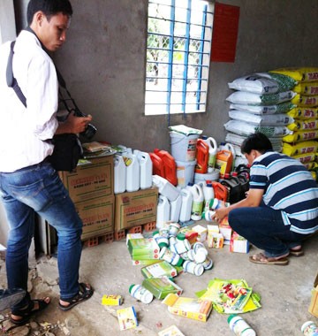 C&ocirc;ng an đang thu giữ nhiều bao b&igrave; tại nh&agrave; &ocirc;ng Trần Văn Ơn (ảnh tr&aacute;i) v&agrave; thuốc trừ s&acirc;u tại đại l&yacute; Trần Văn Thuyền (ảnh phải).
