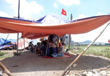 Người d&acirc;n th&ocirc;n Ch&acirc;u X&aacute; (x&atilde; Duy T&acirc;n) dựng lều chặn nh&agrave; m&aacute;y proniken của C&ocirc;ng ty Trường Kh&aacute;nh. Ảnh: Trọng Ph&uacute;