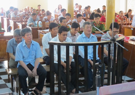 C&aacute;c bị c&aacute;o V&ocirc;ng, Lộc, Hậu,... trước v&agrave;nh m&oacute;ng ngựa