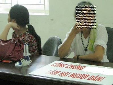  Giữa năm 2012, một số người d&acirc;n mang theo tấm biển &ldquo;văn ph&ograve;ng c&ocirc;ng chứng l&agrave;m hại người d&acirc;n&rdquo; đến Văn ph&ograve;ng c&ocirc;ng chứng H&agrave; Nội khiếu nại.
