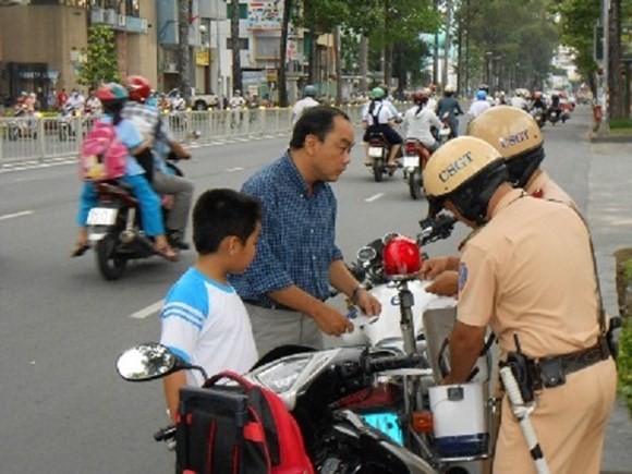nh&acirc;n d&acirc;n hoặc ph&oacute;ng vi&ecirc;n b&aacute;o, đ&agrave;i được ph&eacute;p quay phim, chụp ảnh CSGT đang l&agrave;m nhiệm vụ ( trừ nơi cấm quay phim, chụp ảnh)