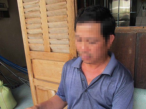 &Ocirc;ng P.V.H thẫn thờ với xấp giấy chứng nhận nh&agrave; đất giả