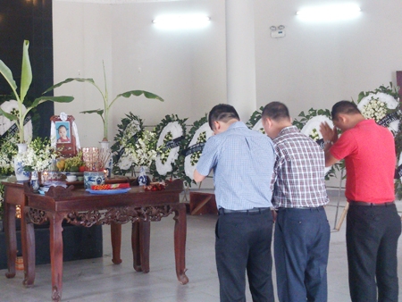 Bạn b&egrave;, người th&acirc;n của bố mẹ đến viếng ch&aacute;u Hương tại nh&agrave; tang lễ Bệnh viện Đức Giang. Ảnh: Tuấn Nguyễn